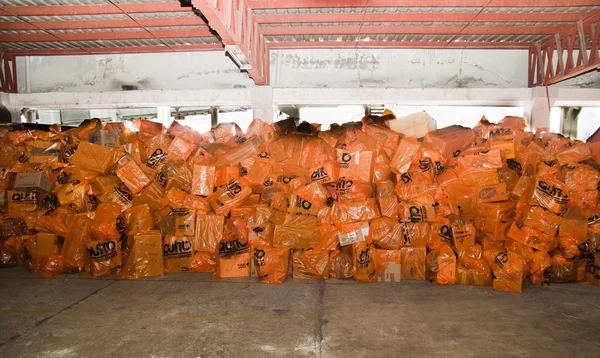 Quito, Ecuador - 23 de abril de 2016: Bolsas de suministros para socorro de desastres con alimentos, ropa, medicinas y agua para sobrevivientes de terremotos en la costa . — Foto de Stock