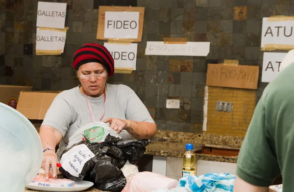 Кито, Эквадор - 23 апреля 2016 г.: Сумки с продуктами питания, одеждой, лекарствами и водой для пострадавших от землетрясения на побережье . — стоковое фото