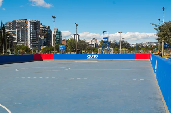 Quito, Ecuador - 8 augusti 2016: blå dök mark hockey fält med väggar omger, ligger i innerstaden park La Carolina, vacker solig dag — Stockfoto