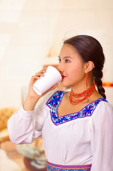 Bonita joven vestida con blusa andina tradicional, de pie bebiendo café de taza blanca — Foto de Stock