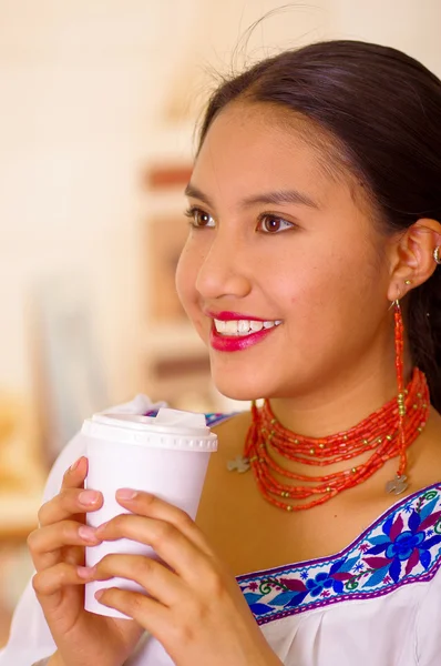 Headshot vrij jonge vrouw dragen van traditionele Andes blouse, holding witte koffiemok, genieten van een pauze — Stockfoto