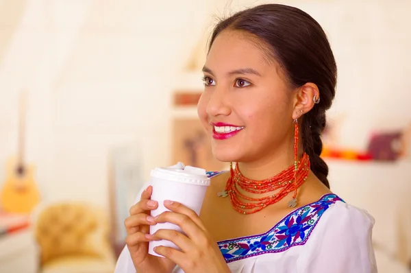 Headshot bella giovane donna indossa camicetta tradizionale andina, tenendo tazza di caffè bianco, godendo di una pausa — Foto Stock
