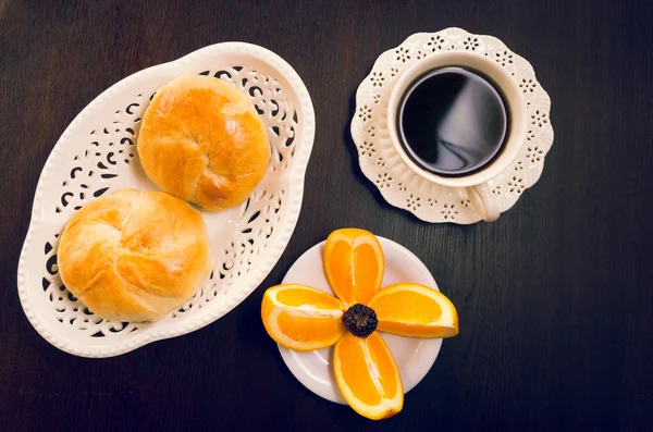 Завтрак с фруктами и блинами — стоковое фото
