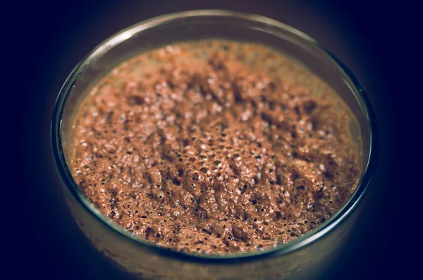 Gros plan de délicieuse mousse au chocolat dans un verre tourné d'un angle supérieur — Photo