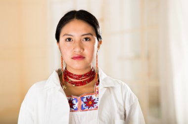 Doktor önlüğü ve kırmızı kolye giymiş genç bir kadın kameraya bakıp gülümsüyor, yumurta beyazı klinik geçmişi var.