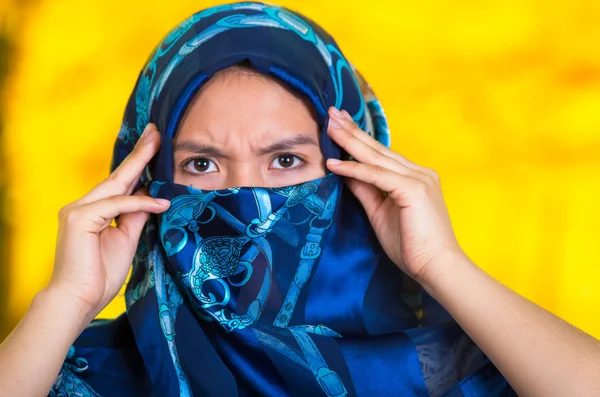 Piękna młoda muzułmańska kobieta ubrana w niebieskie, kolorowe hidżab, stoi aparat pozowanie tajemniczo, jesienny Las tło — Zdjęcie stockowe