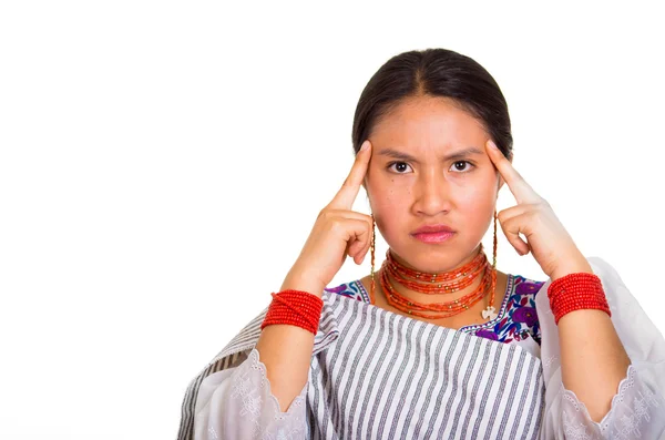 Headshot bella giovane donna che indossa tradizionale scialle andino e collana rossa, in posa per la fotocamera con le mani che toccano testa interagendo, sfondo bianco studio — Foto Stock