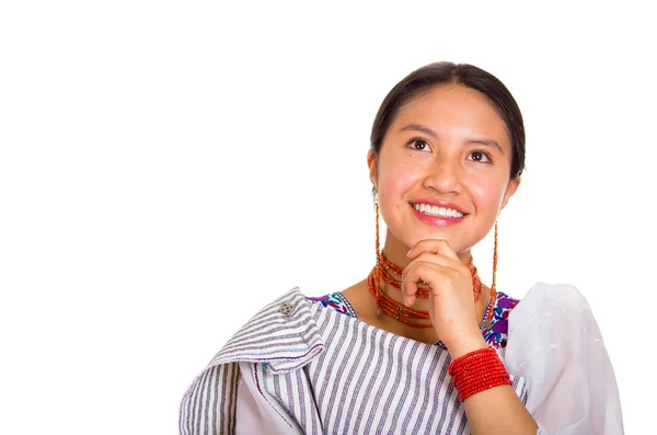 Headshot bela jovem mulher vestindo xale tradicional andino e colar vermelho, posando para câmera usando mãos tocando cabeça interagindo, fundo estúdio branco — Fotografia de Stock