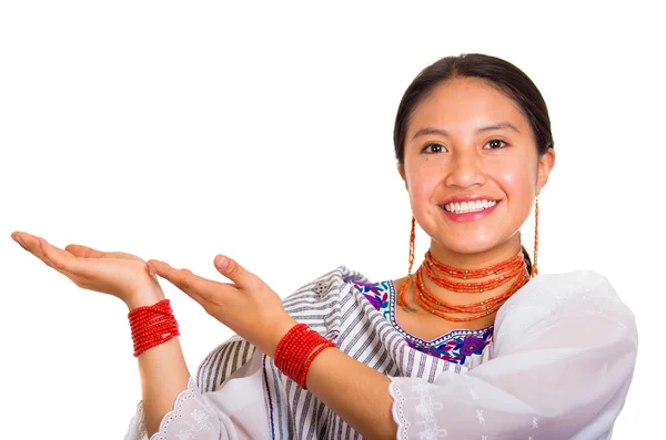 Kepala wanita muda yang cantik mengenakan selendang tradisional dan kalung merah, berinteraksi mengulurkan tangan tersenyum bahagia, latar belakang studio putih — Stok Foto