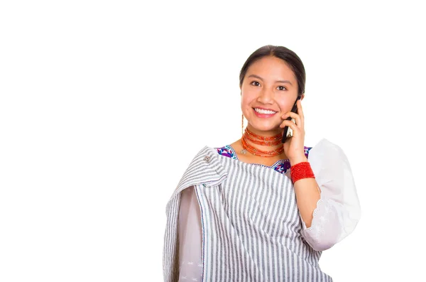 Headshot belle jeune femme portant châle andin traditionnel et collier rouge, parler sur téléphone mobile souriant joyeusement, fond studio blanc — Photo