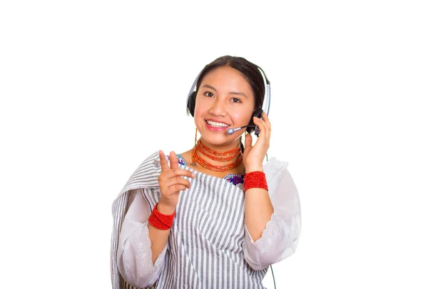 Cabeza hermosa mujer joven con chal andino tradicional, collar rojo y auriculares, posando interactuando para la cámara, fondo de estudio blanco — Foto de Stock