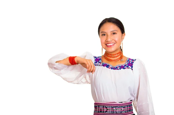 Hermosa joven de pie vistiendo la tradicional blusa andina y el collar rojo, interactuando sosteniendo los brazos sonriendo felizmente, fondo blanco del estudio — Foto de Stock