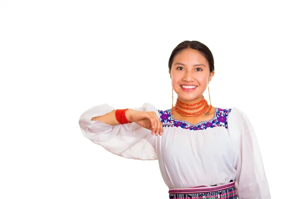 Schöne junge Frau steht in traditioneller Andenbluse und roter Halskette, interagiert mit ausgestreckten Armen glücklich lächelnd, weißer Studiohintergrund — Stockfoto