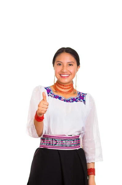 Красивая молодая женщина стоит в традиционной андской блузке и красном ожерелье, показывая палец вверх, улыбаясь счастливо, белый студийный фон — стоковое фото