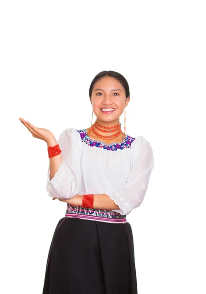 Mooie jonge vrouw staande dragen van traditionele Andes blouse en rode ketting, interactie houden van armen glimlachend gelukkig, witte studio achtergrond — Stockfoto