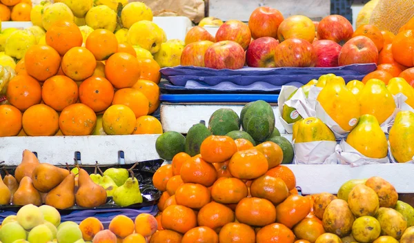 Seleção colorida de diferentes frutas e legumes deliciosos frescos espalhados, efeito embaçado — Fotografia de Stock