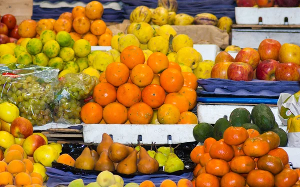 Seleção colorida de diferentes frutas e legumes deliciosos frescos espalhados, efeito embaçado — Fotografia de Stock