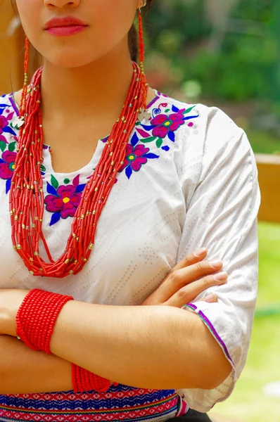 Close-up mooie Spaanse vrouw dragen van traditionele Andes witte blouse met kleurrijke decoratie rond nek, bijpassende rode ketting, armband en oor ring — Stockfoto