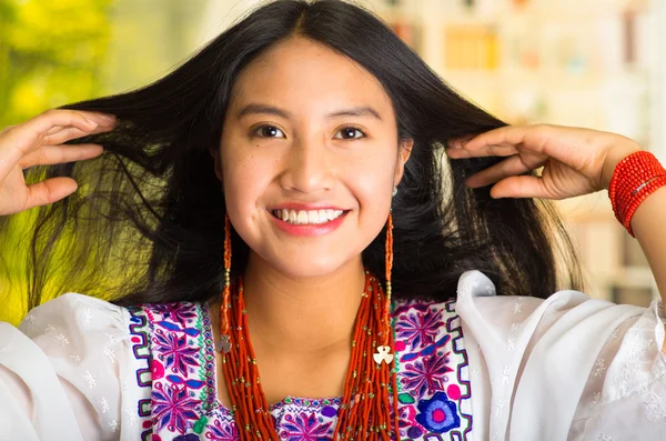 Mooie Spaanse vrouw dragen witte blouse met kleurrijke borduurwerk, hijs haar achter de schouders, glimlachend gelukkig, Tuin achtergrond — Stockfoto