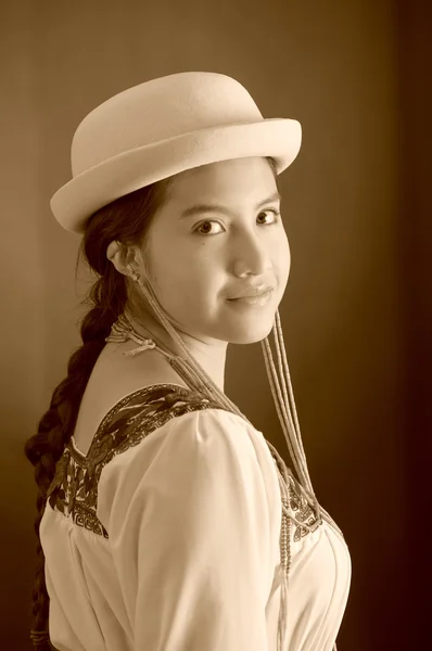Bautiful spansktalande modell klädd i Andinska traditionella kläder med matchande hatt, leende glatt för kamera, Studio gardin bakgrund, svart och vit utgåva — Stockfoto