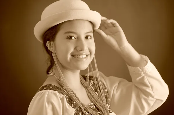 Бауманская модель в традиционной андейской одежде с соответствующей шляпой, счастливо улыбающаяся на камеру, на фоне занавеса студии, в черно-белом издании — стоковое фото