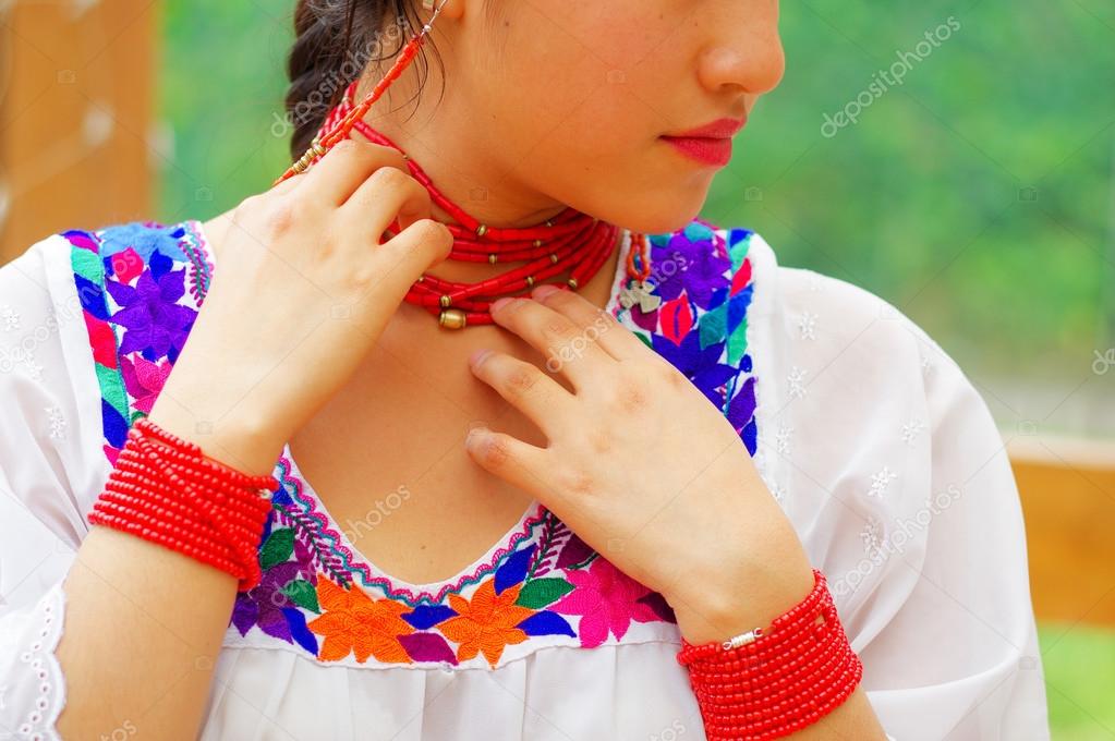 Primeros planos hermosa mujer hispana con blusa blanca andina