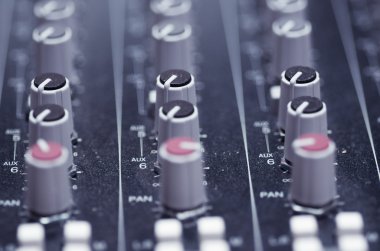 Üst açı, sanatsal stüdyo ekipman kavramı görüldüğü gibi closeup karıştırma faders ve tonobs