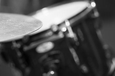 Drumkit kısmen görünür bulanık arka plan, stüdyo ekipman kavramı ile Closeup zil
