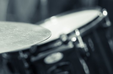 Drumkit kısmen görünür bulanık arka plan, stüdyo ekipman kavramı ile Closeup zil