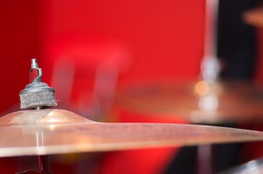 Drumkit kısmen görünür bulanık arka plan, stüdyo ekipman kavramı ile Closeup zil