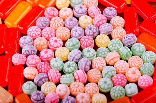 Variante primo piano di caramelle dure colorate che giacciono mescolate come visto dall'alto — Foto Stock