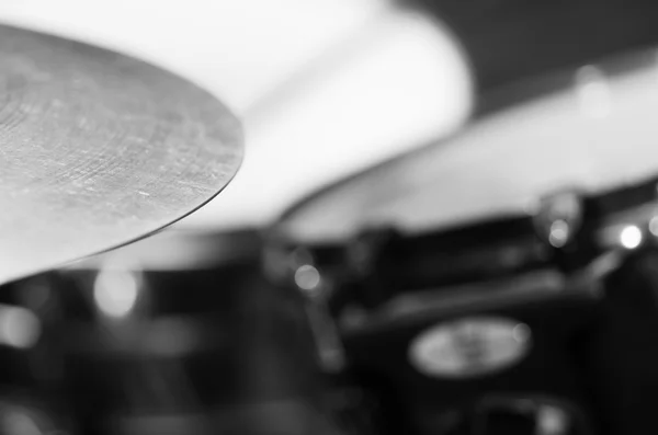 Closeup cymbal with drumkit partly visible blurry background, studio equipment concept — Stock Photo, Image