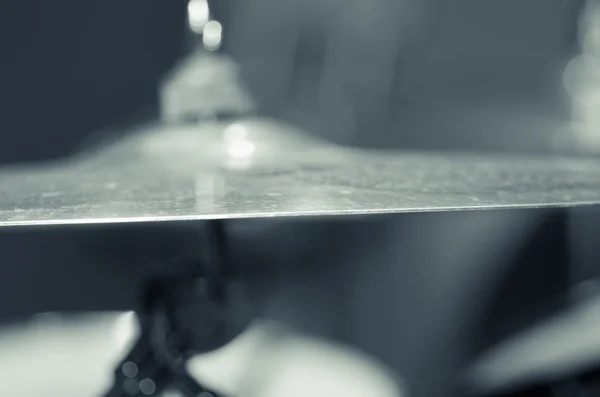 Closeup cymbal with drumkit partly visible blurry background, studio equipment concept — Stock Photo, Image