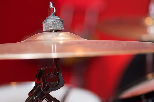 Closeup cymbal with drumkit partly visible blurry background, studio equipment concept — Stock Photo, Image