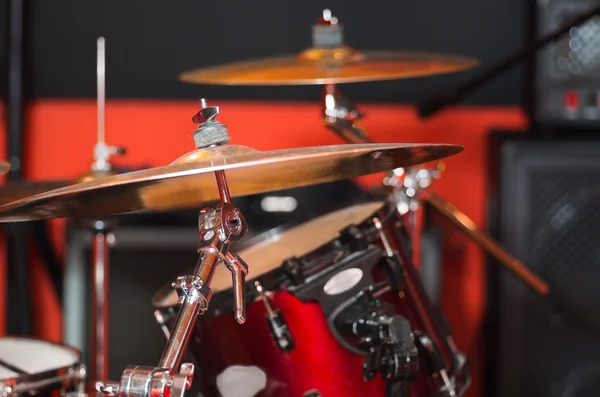 Closeup cmbal a drumkit részben látható homályos háttér, stúdió felszerelés koncepció — Stock Fotó