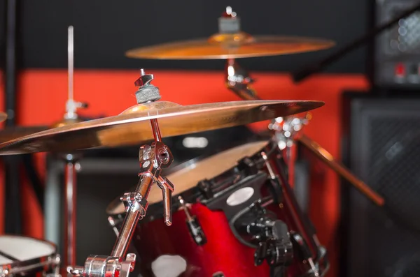 Closeup cymbal com bateria parcialmente visível fundo embaçado, conceito de equipamento de estúdio — Fotografia de Stock