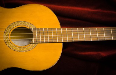 Kırmızı kadife Tekstil, sanatsal enstrüman sunu yalan klasik naylon gitar