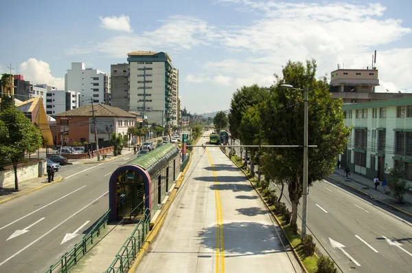 Quito Ekvador'da bulunan güneşli bir tramvay otobüs istasyonu La Y — Stok fotoğraf