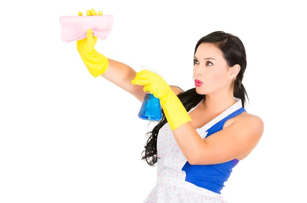 Krásná mladá dívka, která nosí zástěru a rukavice, čištění — Stock fotografie