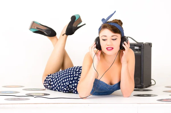 Hermosa chica joven retro con ropa vintage azul —  Fotos de Stock