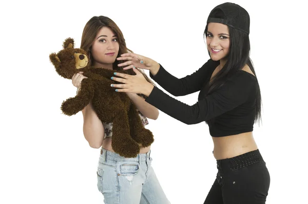 Deux jeunes filles ludiques avec un ours en peluche — Photo