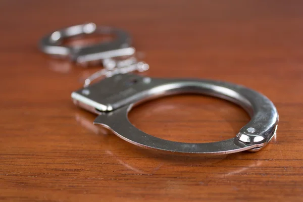Крупный план металлических наручников — стоковое фото