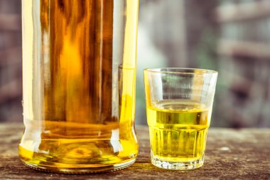 şişe ve cam sarı liqour andıran viski, ROM, tekila, ruh vurdu.