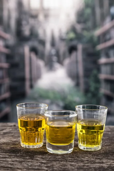 Sklo záběry s žlutým liqour připomínající whiskey, rum, tequila, Duch — Stock fotografie