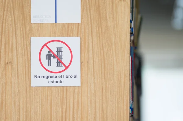 Estantería signo en la biblioteca —  Fotos de Stock