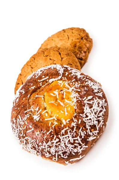 Round sweet bun with shredded coconut and two oatmeal sugar vanilla cookies — Stock Photo, Image