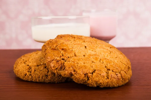 Zelfgemaakte koekjes glas melk en milkshake — Stockfoto