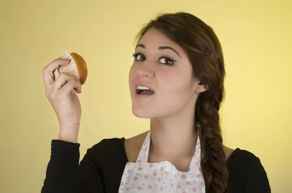 エプロンを着ている美しい若い女性シェフ調理パン — ストック写真