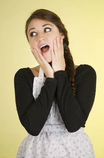 Gelukkig vrij jong meisje koken schort dragen — Stockfoto