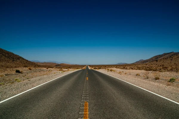 Estrada do deserto estrada no parque nacional do vale da morte — Fotografia de Stock